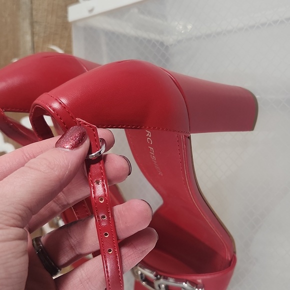 New with tag Marc Fisher Bright Red Hells size 9 with silver hardware - Picture 5 of 8